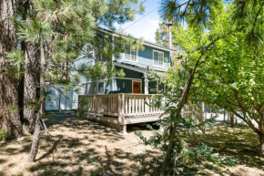 Apples Delight -WALK TO THE LAKE! Enjoy the huge backyard with lovely forest views !